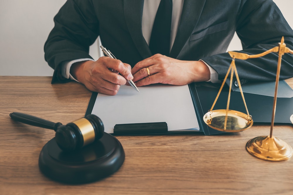 Comment devenir avocat en droit international humanitaire